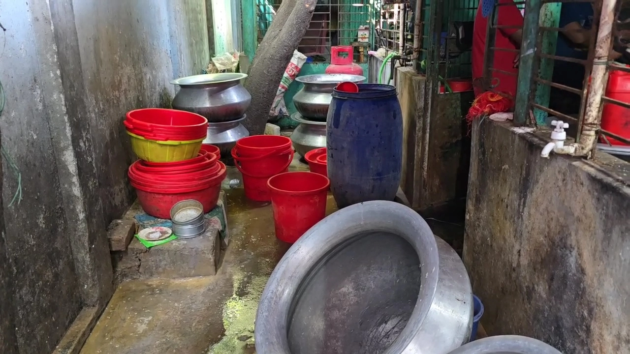 পচা মাংস ব্যবহার করে খাবার প্রস্তুত