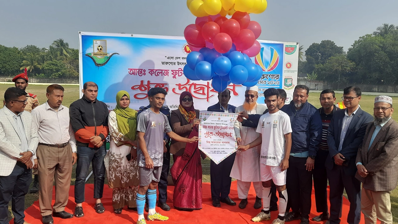 সাতক্ষীরায় আন্তঃকলেজ ফুটবল টুর্নামেন্টের উদ্বোধন