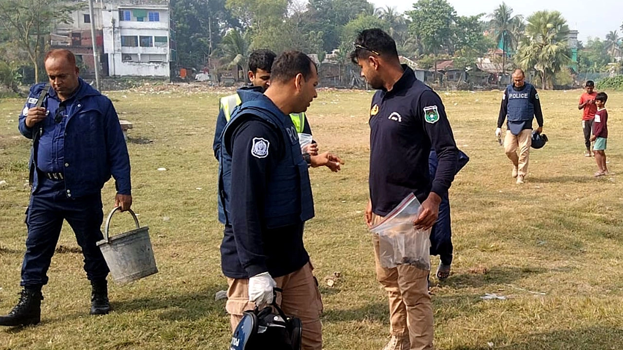 কালীগঞ্জে আইশৃংখলা বাহিনী কর্তৃক উদ্ধার হওয়া ককটেল ধ্বংস করল বোমা ডিসপোজাল ইউনিট