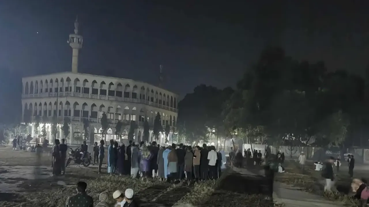 রাতে শহরের মানুষজন বহুতল ভবন ও অন্যান্য ভবন থেকে বের হয়ে রাস্তায় অবস্থান করেন