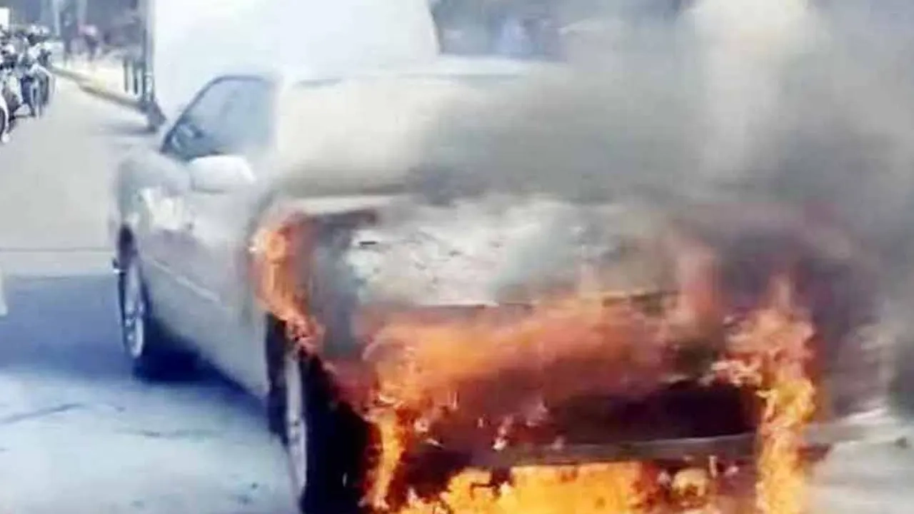 রাজধানীর কুর্মিটোলা আর্মি গলফ ক্লাবের সামনের সড়কে একটি প্রাইভেট কারে হঠাৎ আগুন ছড়িয়ে পড়ে