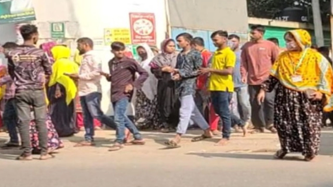 কোনাবাড়ীতে কাজ বন্ধ রেখে কর্মবিরতি পালন করছে পোশাক কারখানার শ্রমিকরা