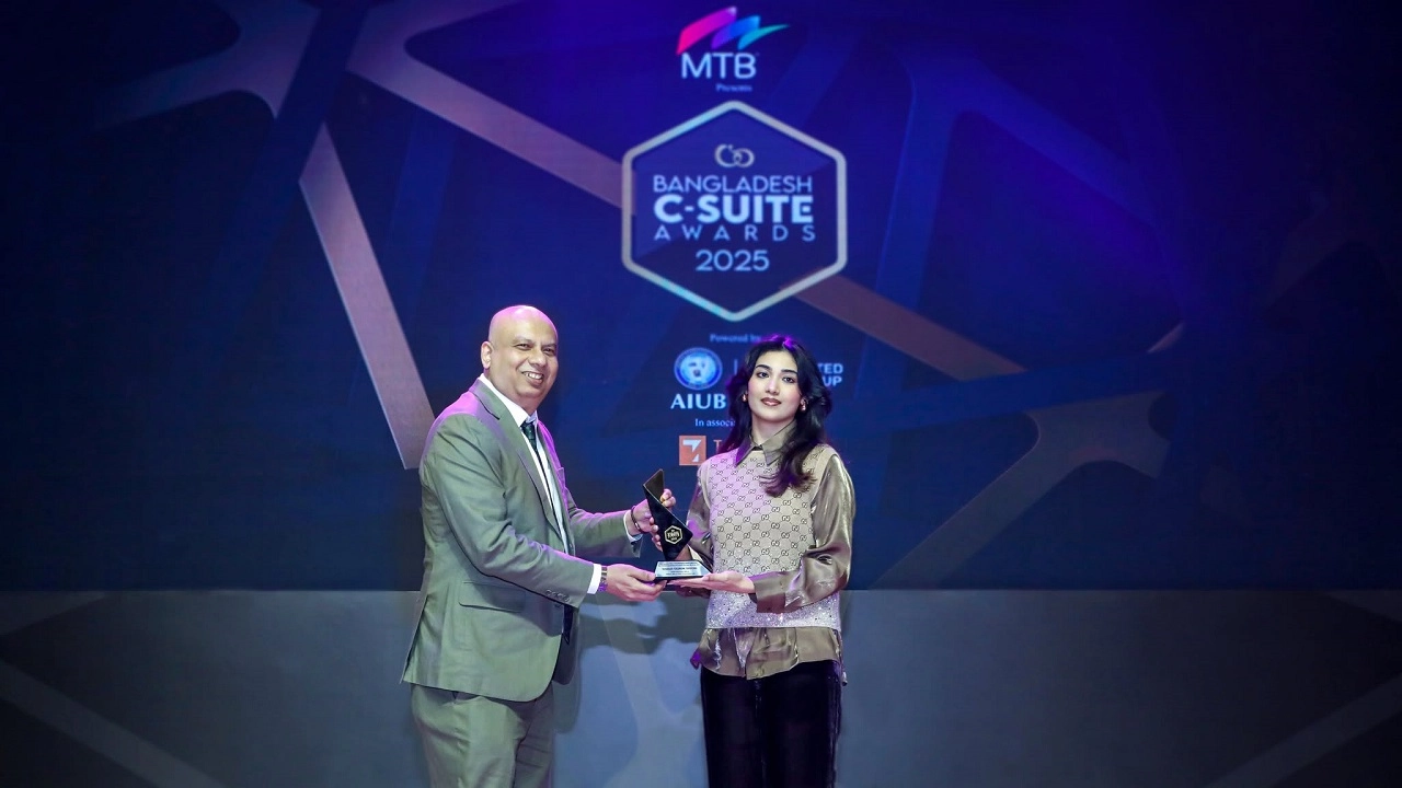 ‘সিইও অফ দ্য ইয়ার’ পুরস্কার গ্রহণ করছেন ওয়ালটন মাইক্রো-টেক করপোরেশনের সিইও নিশাত তাসনিম শুচি