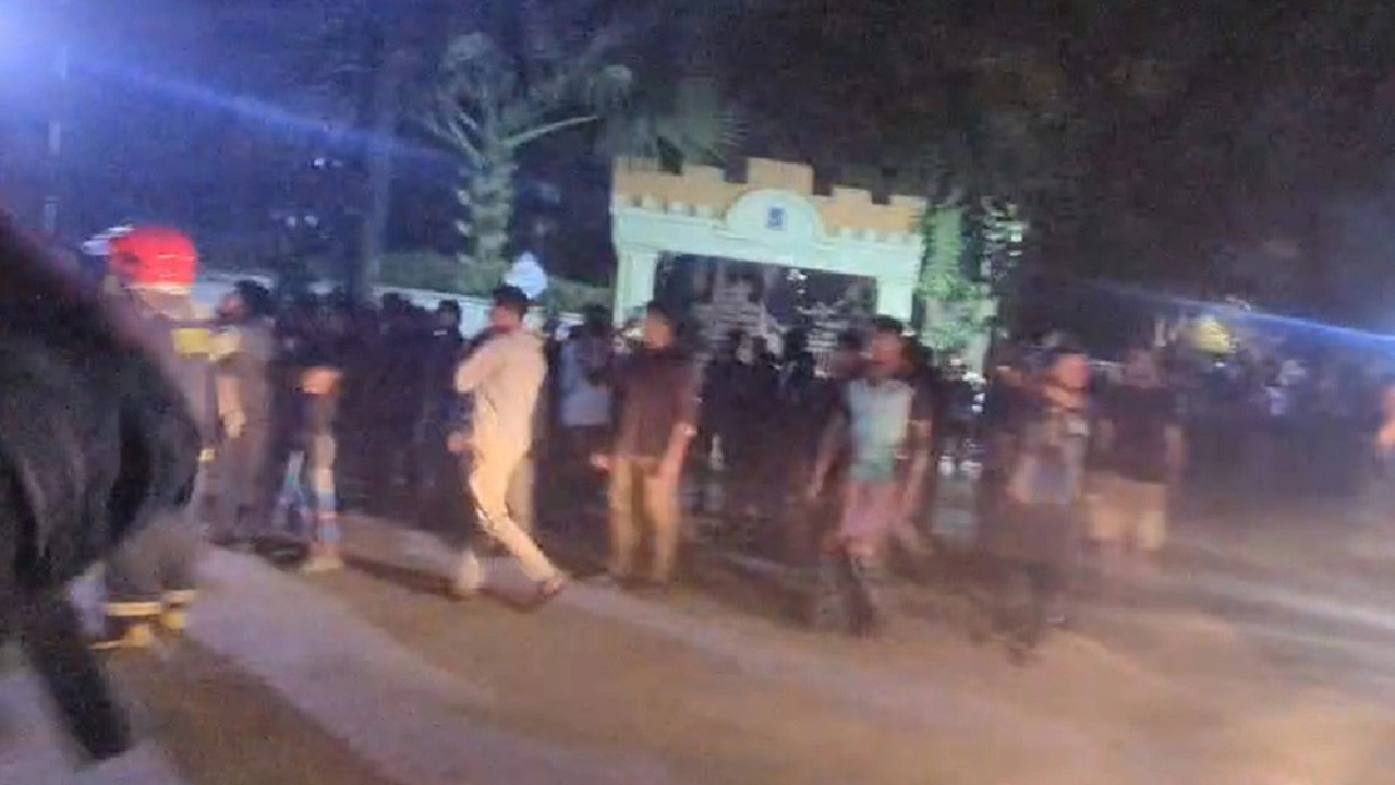 বিজয় একাত্তর হলে আগুন