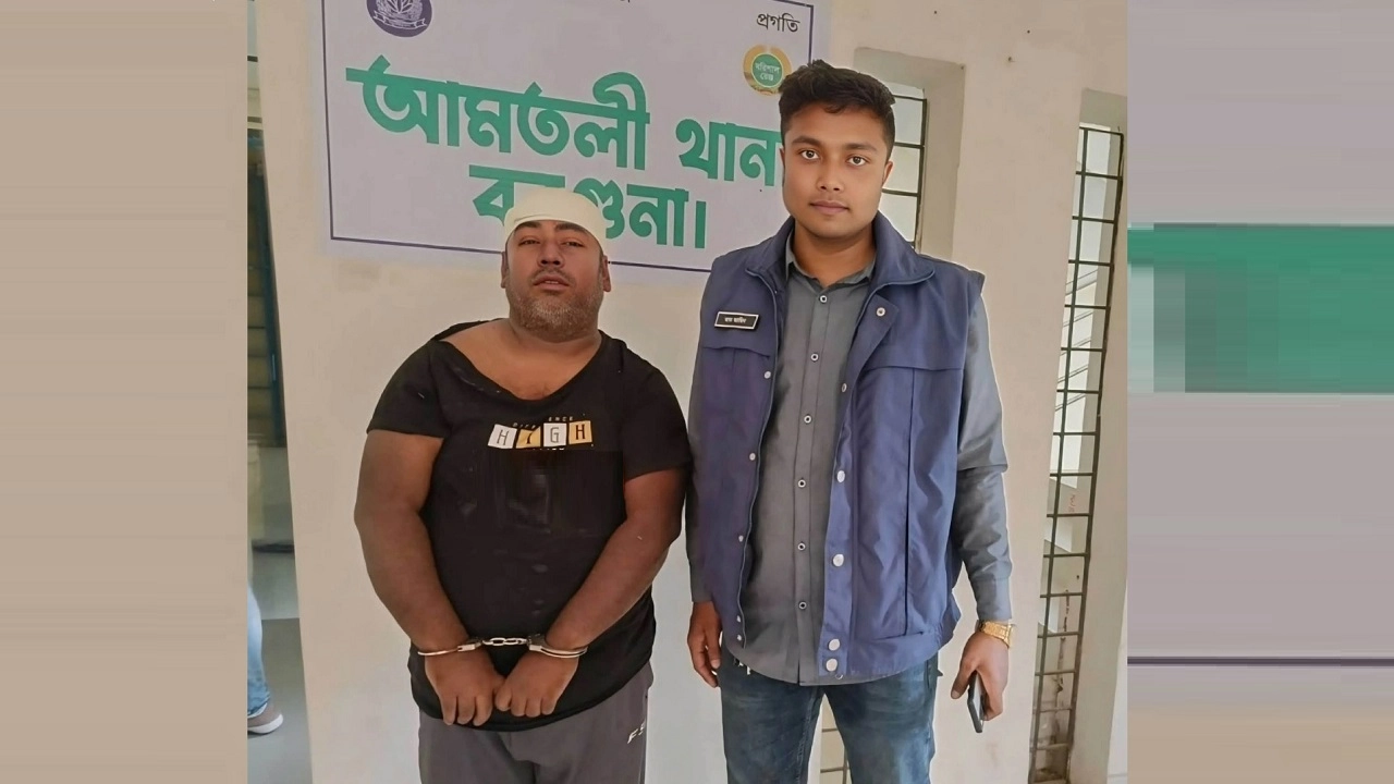 পুলিশের হাতে আটক ডাকাত