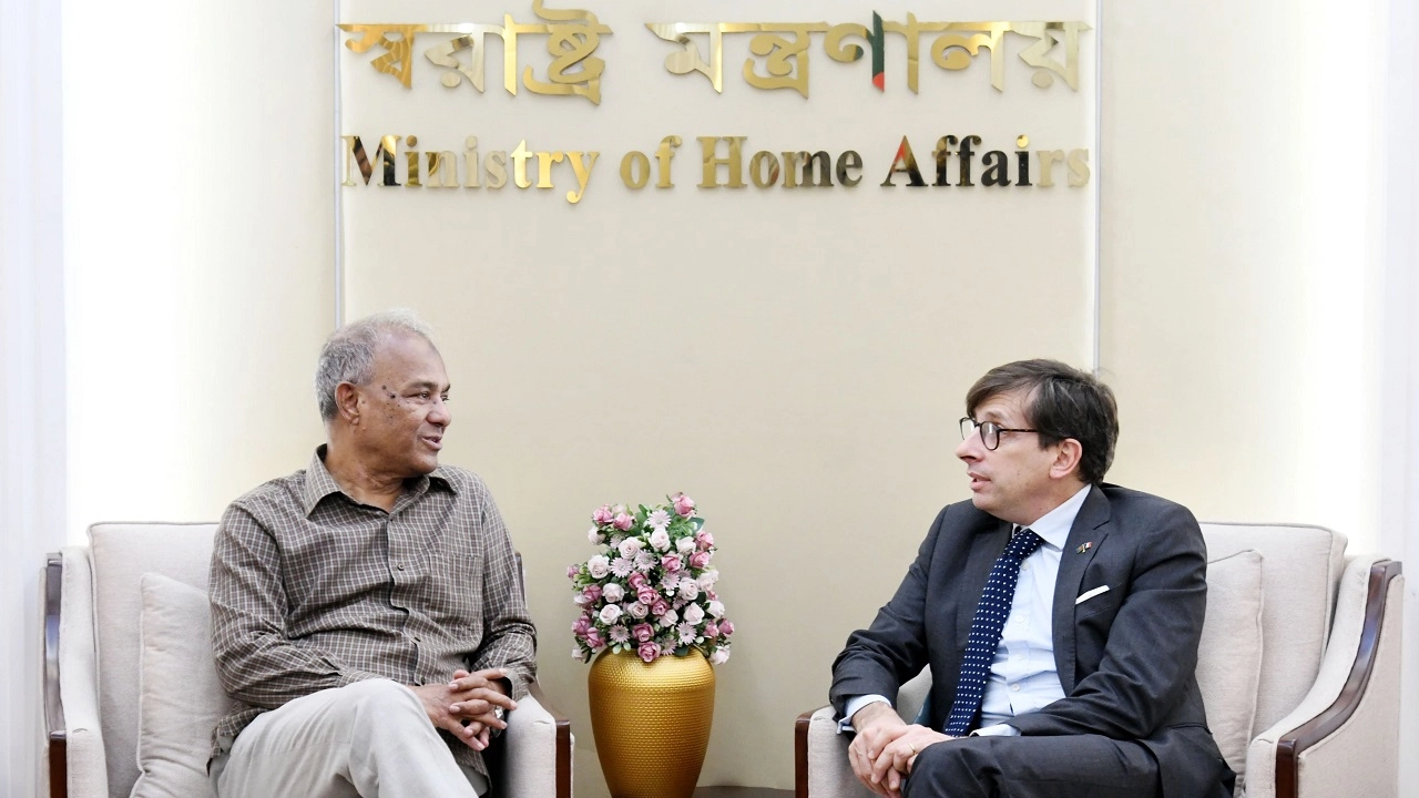 স্বরাষ্ট্র উপদেষ্টা লেফটেন্যান্ট জেনারেল (অব.) মোঃ জাহাঙ্গীর আলম চৌধুরীও ফ্রান্সের রাষ্ট্রদূত জ্যঁ-মার্ক সেরে-শার্লে