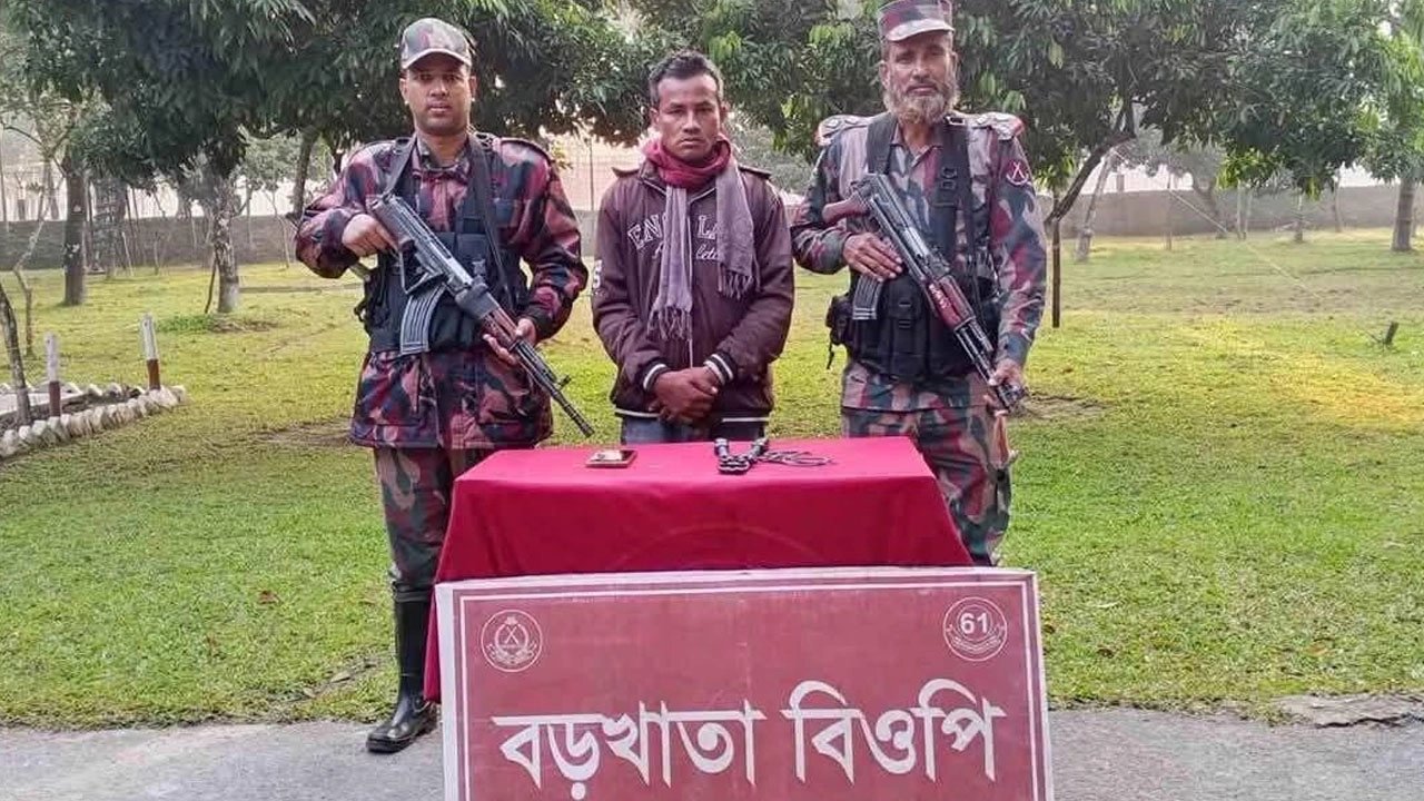 হাতীবান্ধা সীমান্তে তারকাঁটার বেড়া কাটার সময় চোরাকারবারী আটক