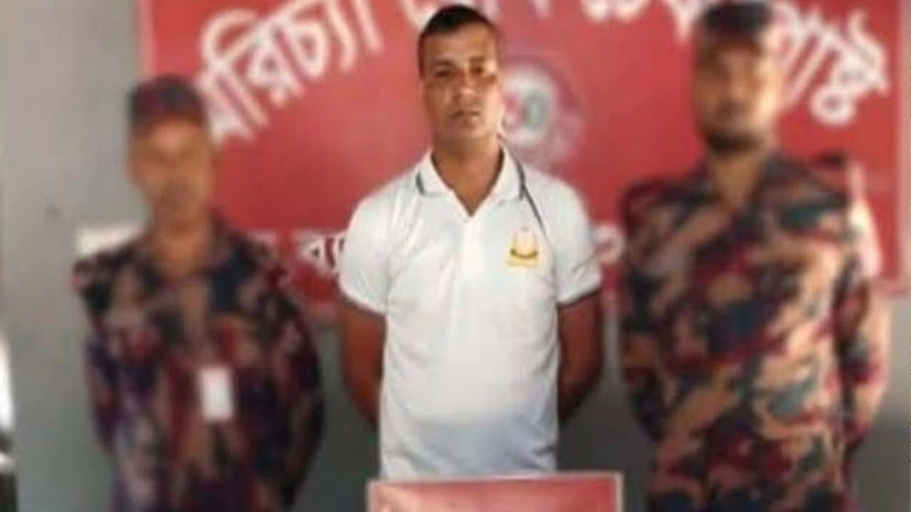 ভুয়া নৌবাহিনীর সদস্য আটক