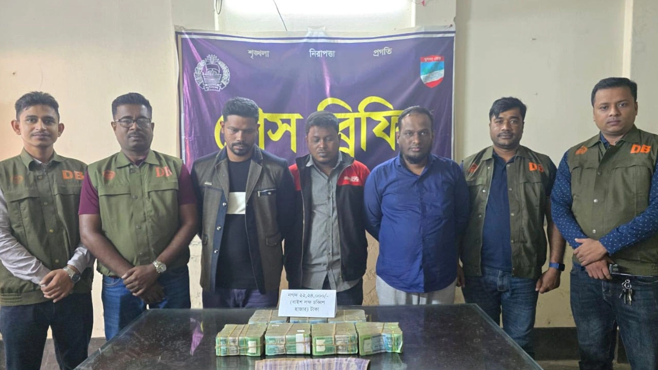 নওয়াপাড়ায় আড়াই কোটি টাকার সার চুরি করায় গ্রেপ্তার ৩ 