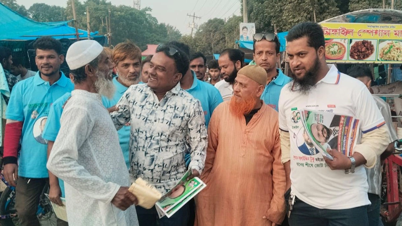 সুলতান সালাউদ্দিন টুকুর পক্ষে ৩১ দফা বাস্তবায়নে ঘারিন্দায় লিফলেট বিতরণ
