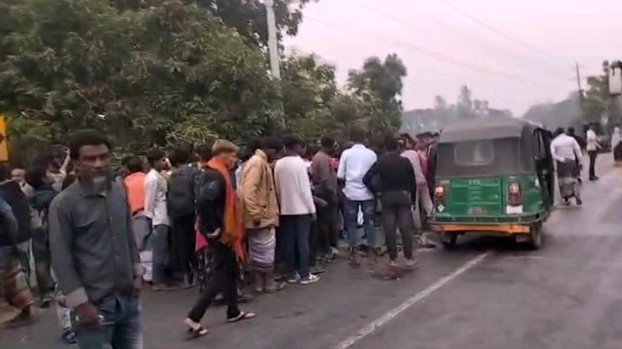 পাবনায় সড়ক দুর্ঘটনায় বাবা–মেয়েসহ মোটরসাইকেলের দুই আরোহী নিহত