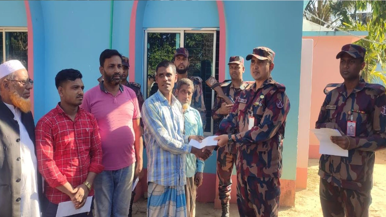 অগ্নিকান্ডে ক্ষতিগ্রস্তদের মাঝে বিজিবির আর্থিক সহায়তা