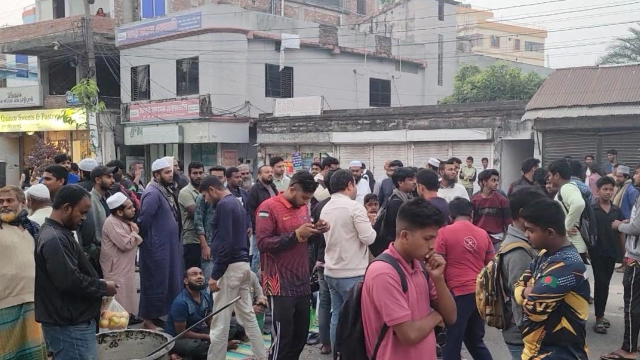 নেসকোর প্রিপেইড মিটার বাতিলসহ ৫ দফা দাবিতে নাটোরে সড়ক অবরোধ