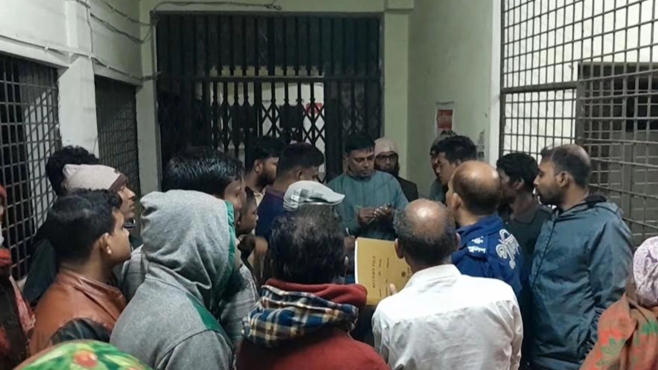 ব্যবসায়িক দ্বন্দ্বে ট্রেনে একজনকে গলা কেটে হত্যার অভিযোগ