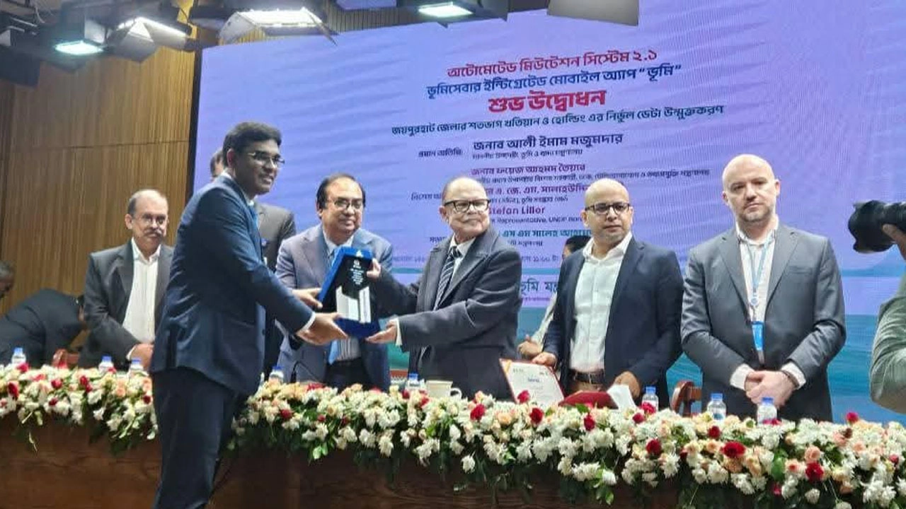 ভূমি সেবায় বিশেষ অবদান রাখায় ভূমি মন্ত্রণালয় থেকে পুরষ্কার পেয়েছেন পঞ্চগড়ের সদ্য সাবেক জেলা প্রশাসক সাবেত আলী।  