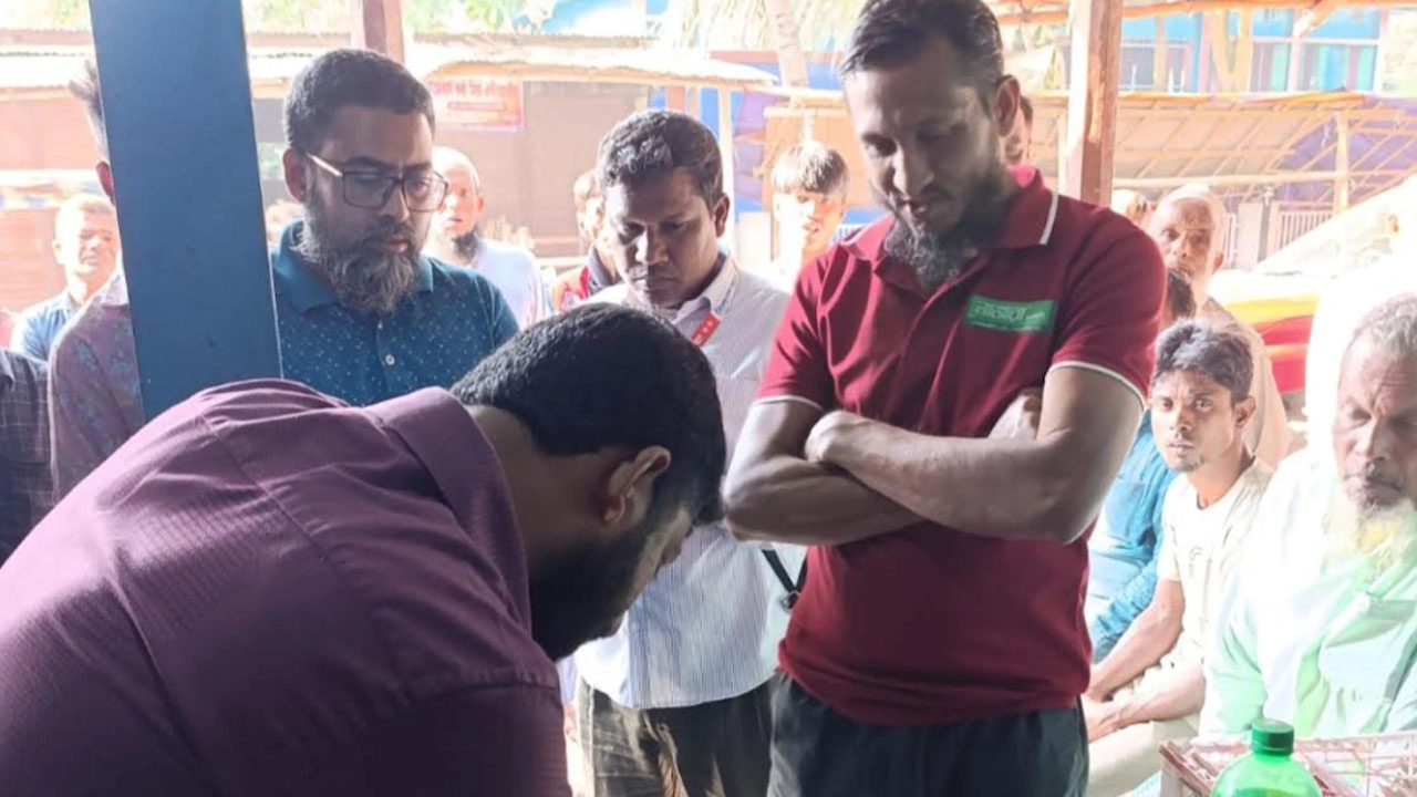 টিসিবির ২৪৮ বস্তা চাল জব্দ করেছে পুলিশ। 