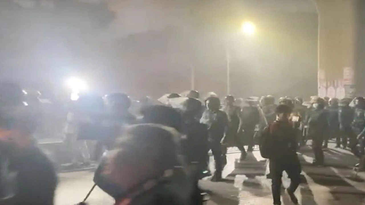 রাজধানীর শাহবাগ এলাকায় আন্দোলনকারী পরীক্ষার্থীদের সঙ্গে পুলিশের ধাওয়া–পাল্টা ধাওয়া