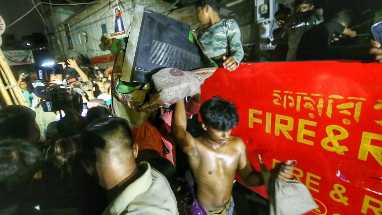 শেষ সম্বল সরিয়ে নিচ্ছেন বস্তিবাসী
