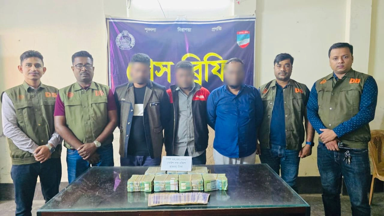 যশোরে ডিবি পুলিশের হাতে আটক বঙ্গ ট্রেডার্সের ৩ কর্মকর্তা