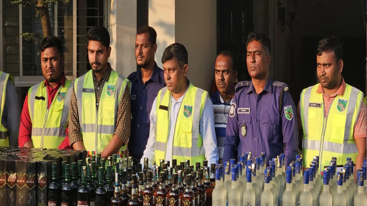 ভালুকায় পিকআপসহ ৪শ ৮৩ বোতল ভারতীয় মদ জব্দ করেছে পুলিশ।