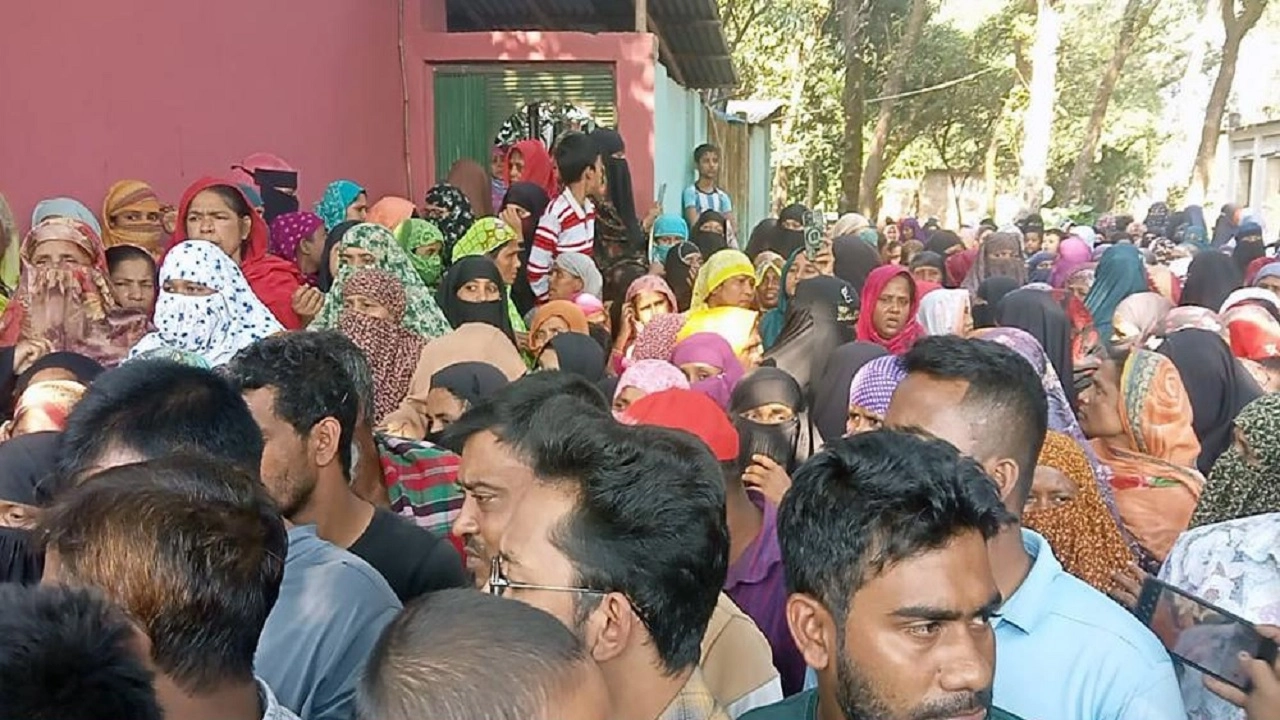 আত্মহত্যার খবরে এলাকাবাসীর ভিড়