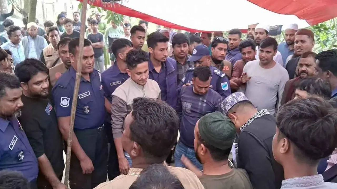 সোমবার (২৪ নভেম্বর) বিকেলে সদর উপজেলার খানখানাপুর ইউনিয়নের দত্তপাড়া এলাকায় নিজের বাড়িতে জানাজায় উপস্থিত হন