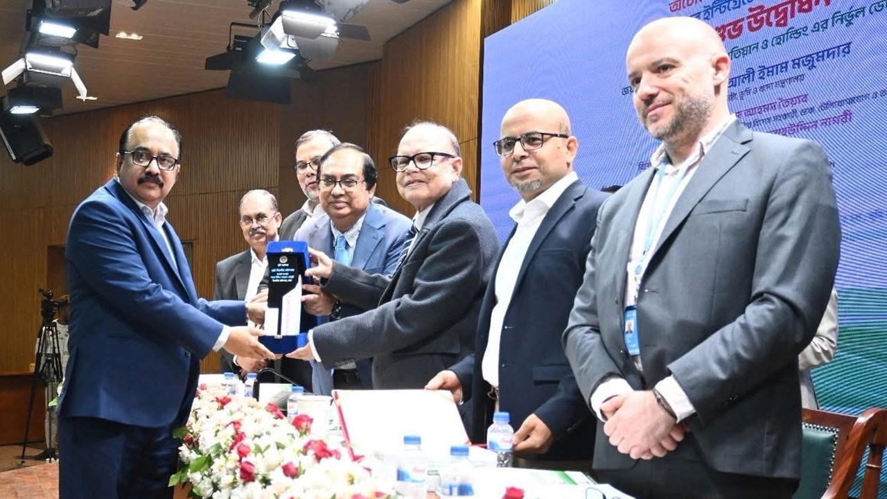 পুরস্কার গ্রহণ করেছেন ঢাকা বিভাগের বিভাগীয় কমিশনার শরফ উদ্দিন আহমদ চৌধুরী