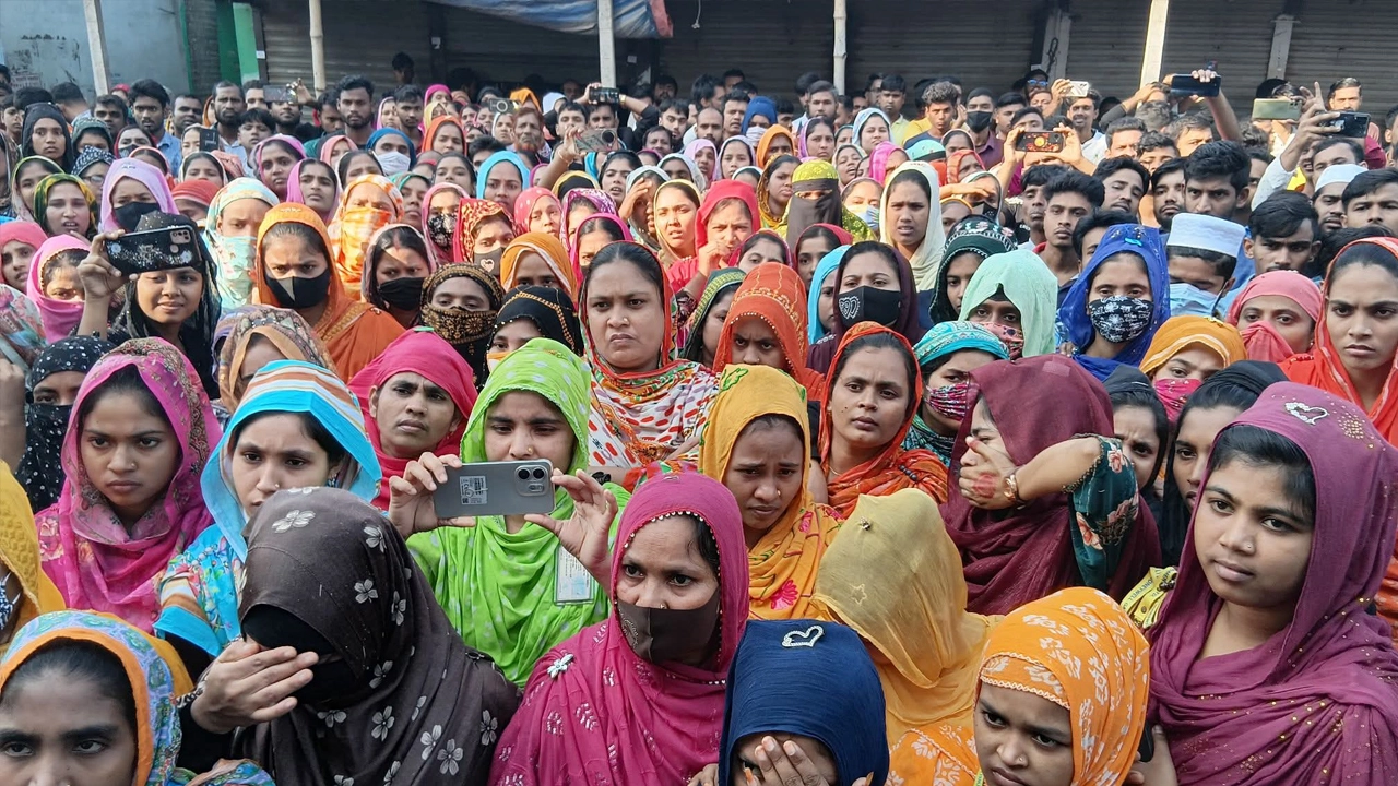 পোশাক কারখানার শ্রমিকদের বিক্ষোভ 