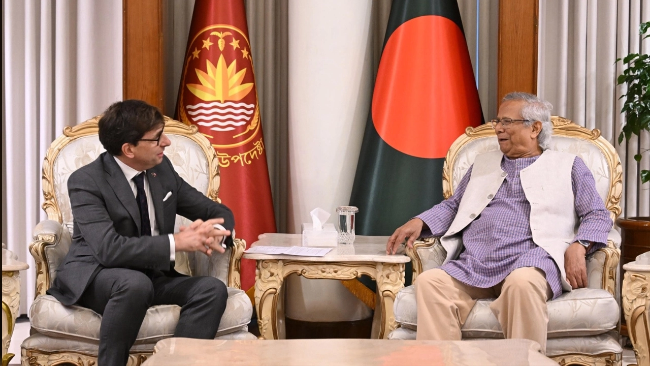 প্রধান উপদেষ্টার সঙ্গে যমুনায় সৌজন্য সাক্ষাৎ করেন ফ্রান্সের রাষ্ট্রদূত। ছবি প্রধান উপদেষ্টার ফেসবুক পেজ থেকে নেওয়া