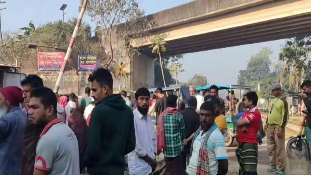 নরসিংদীর বাসাইল রেলক্রসিং এ দুর্ঘটনা