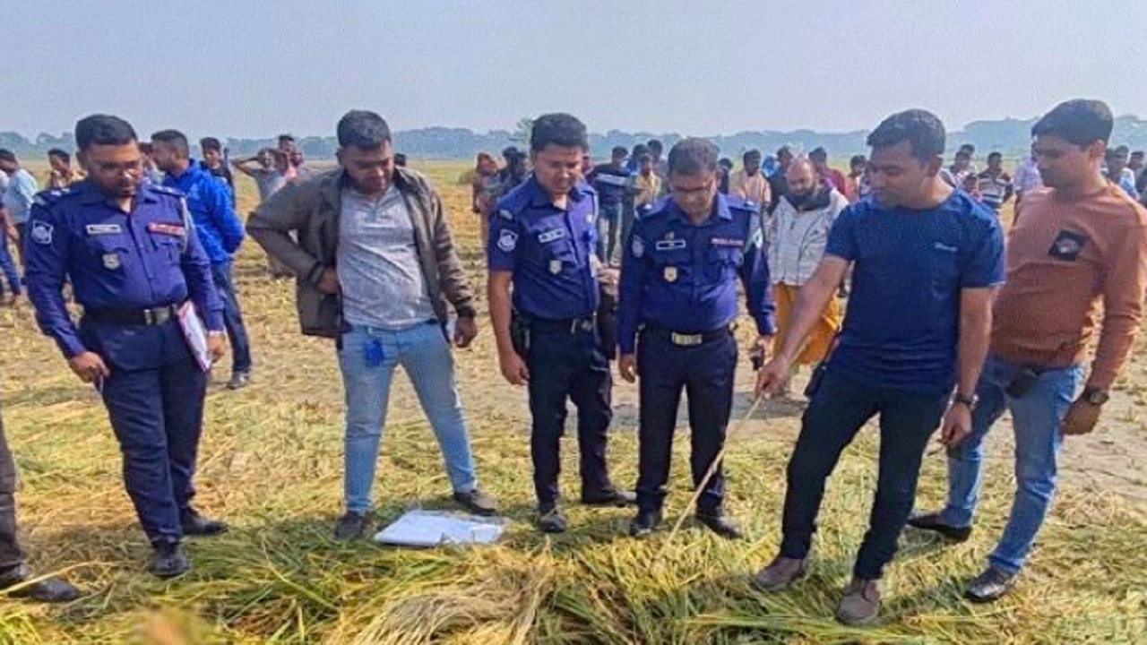 বিবস্ত্র মরদেহ উদ্ধার করেছে পুলিশ।