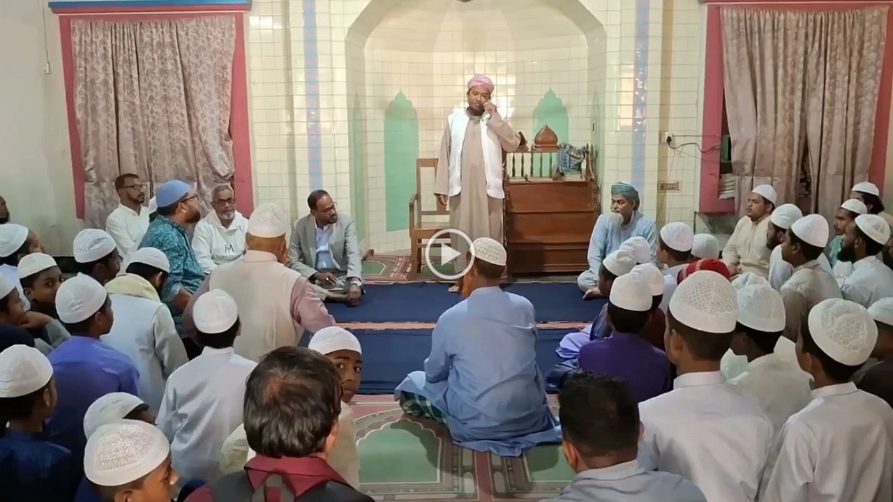 খালেদা জিয়ার সুস্থতা কামনায় টাঙ্গাইলে এতিম শিক্ষার্থীদের সাথে দোয়া মাহফিল