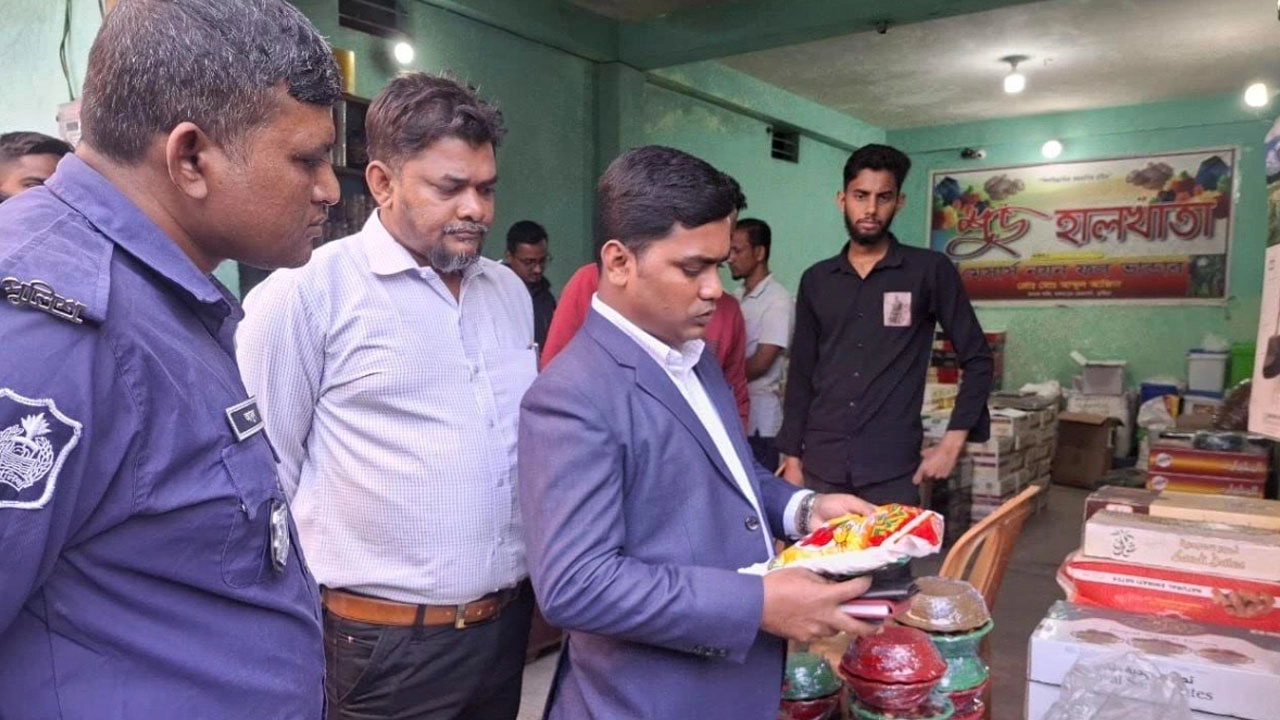 কুষ্টিয়ায় ফল ভান্ডারে ভোক্তা সংরক্ষণ অধিদপ্তরের অভিযান।