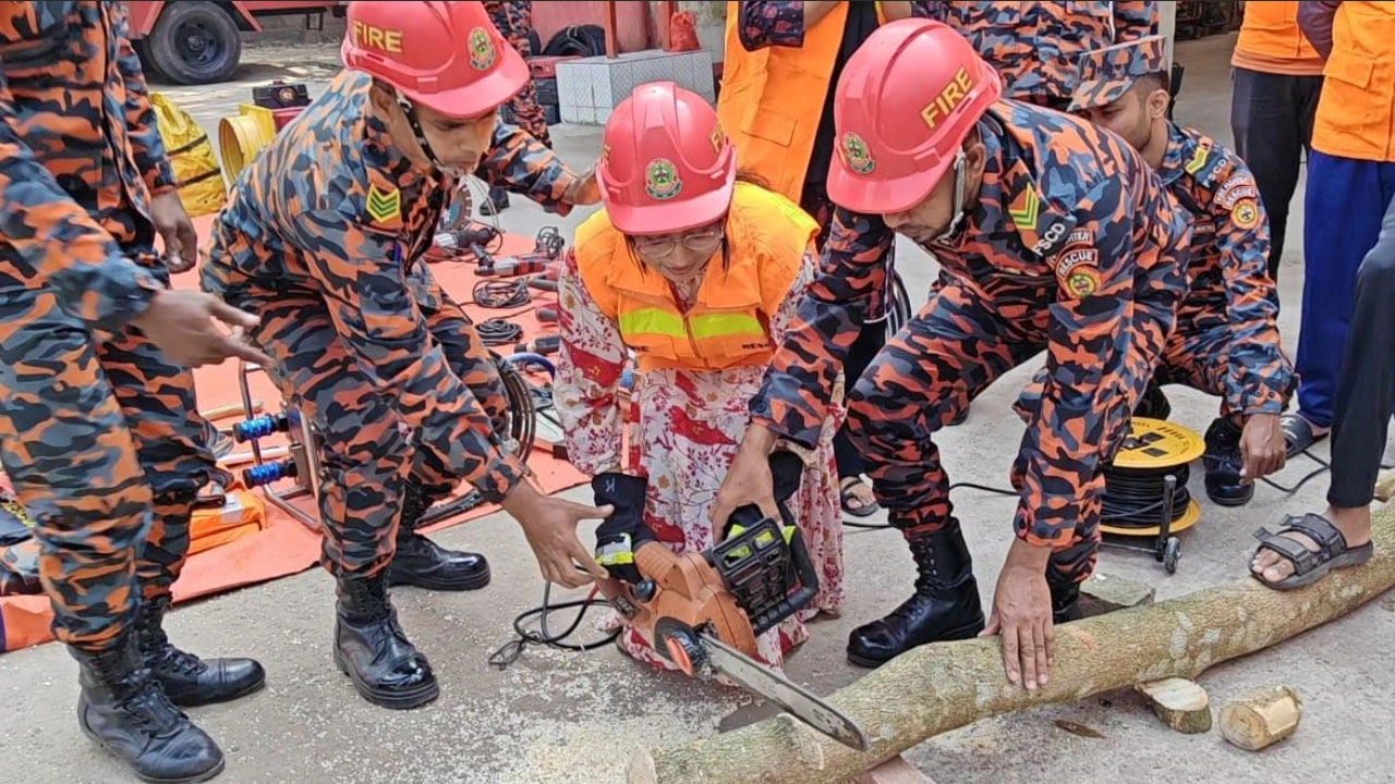 পিরোজপুরে ফায়ার সার্ভিসের উদ্যোগে জেলা ফায়ার সার্ভিস সিভিল ডিফেন্স স্টেশনে দুর্যোগে করণীয় বিষয়ে এক প্রশিক্ষণ
