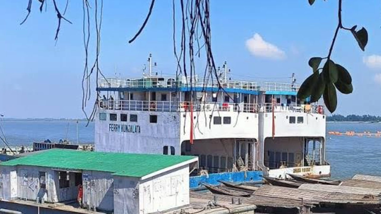 কুড়িগ্রামের ব্রহ্মপুত্র নদে নাব্য সংকটের ফলে চিলমারী-রৌমারী রুটে ১০ দিন ধরে ফেরি চলাচল বন্ধ রয়েছে।