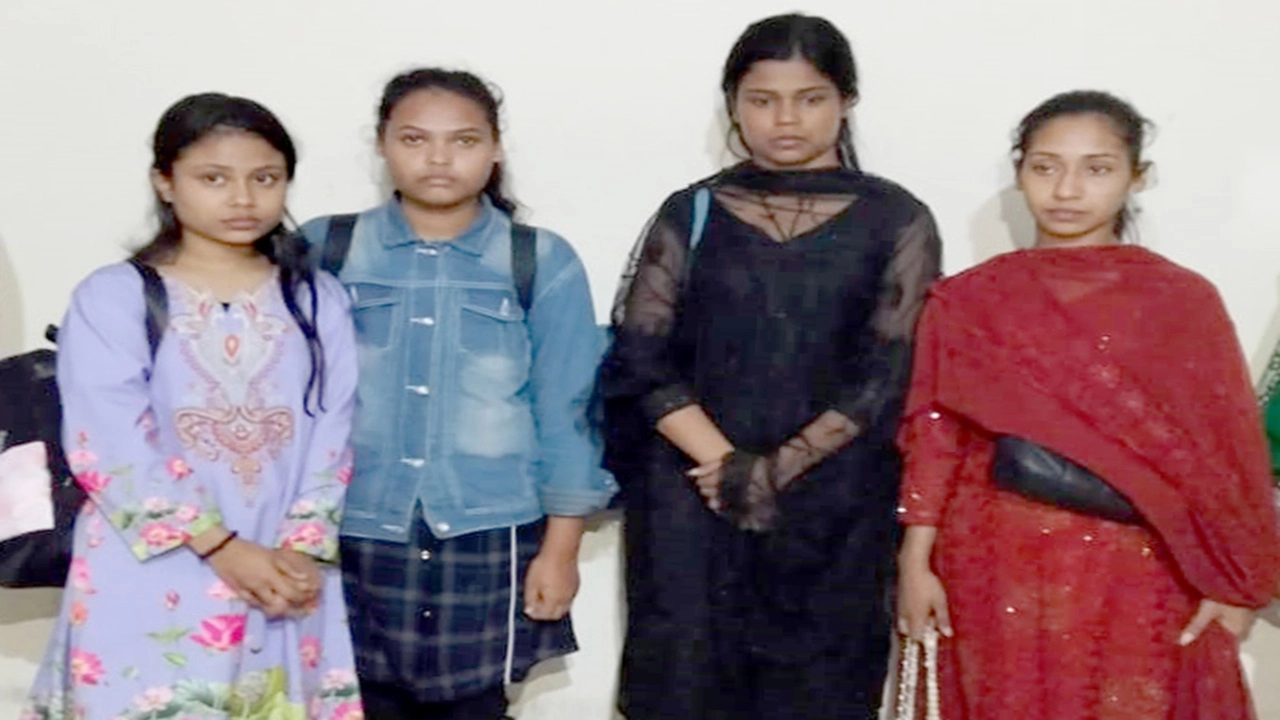 চার যুবতী