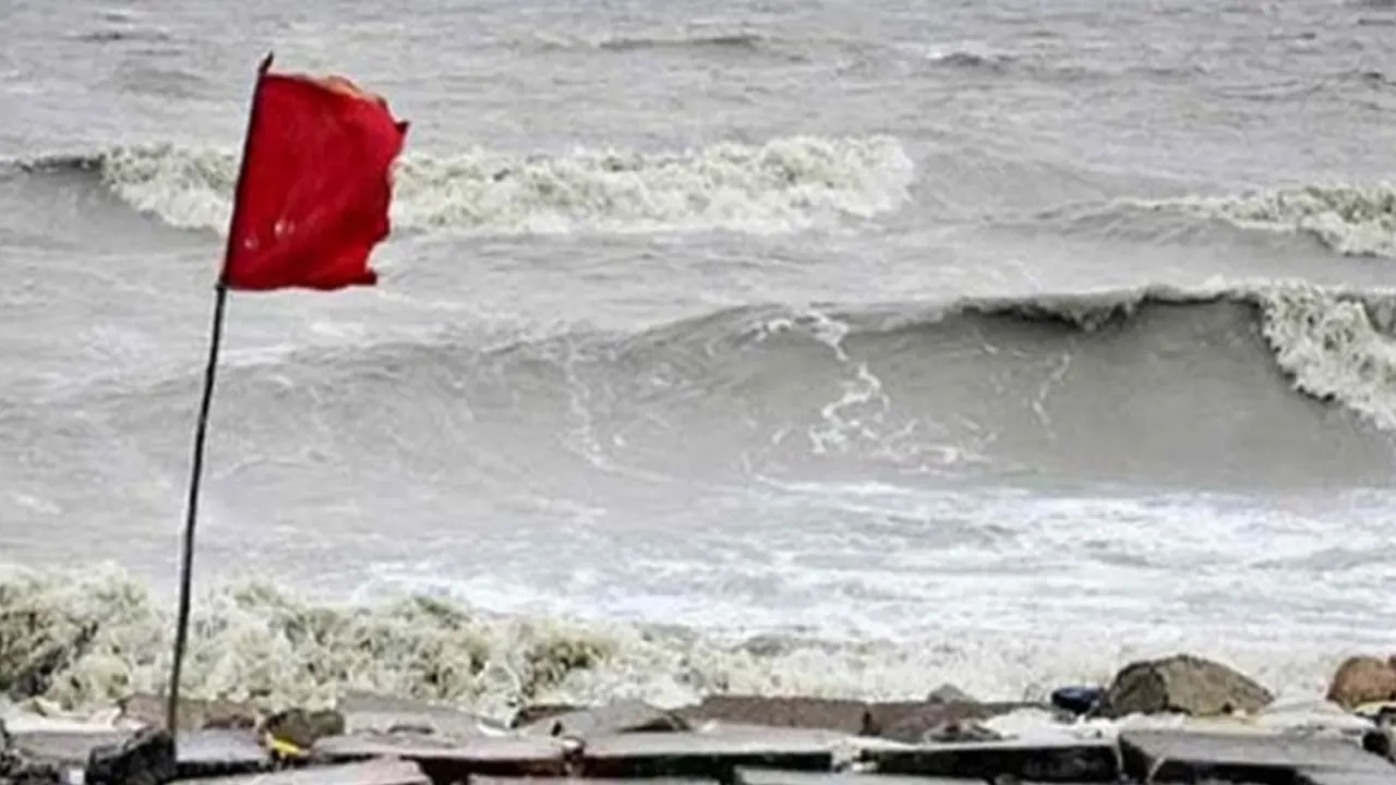 সমুদ্রবন্দরে সতর্ক সংকেতের চিহ্ন লাল পতাকা উড়ানো হয়েছে