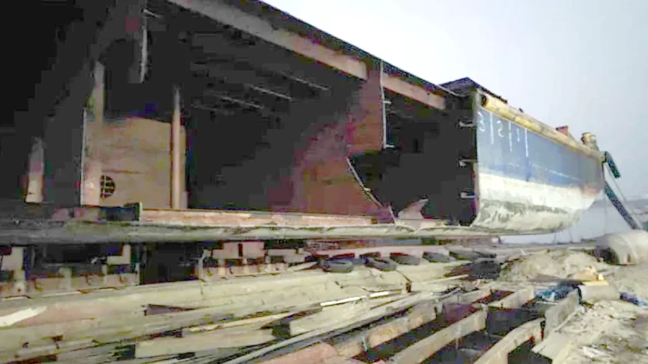 চট্টগ্রাম থেকে ভাড়ায় আন হয় মালবাহী জাহাজটি