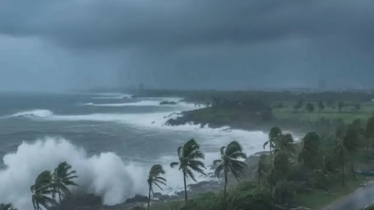 ঘূর্ণিঝড় ‘ডিটওয়াহ’ এগিয়ে আসছে, সমুদ্রবন্দরগুলোতে সতর্ক সংকেত