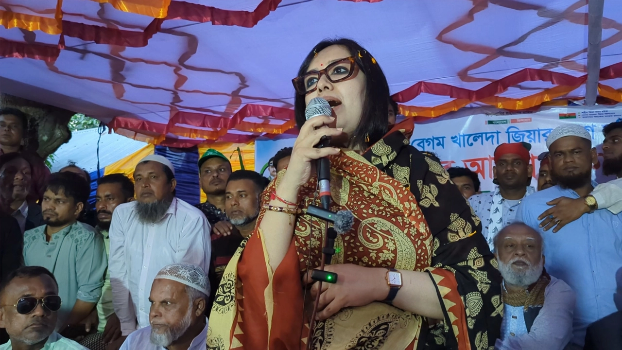 আশুগঞ্জে একটি কিন্ডারগার্টেন উদ্বোধন ও উঠান বৈঠকে বক্তব্য দিচ্ছেন রুমিন ফারহানা