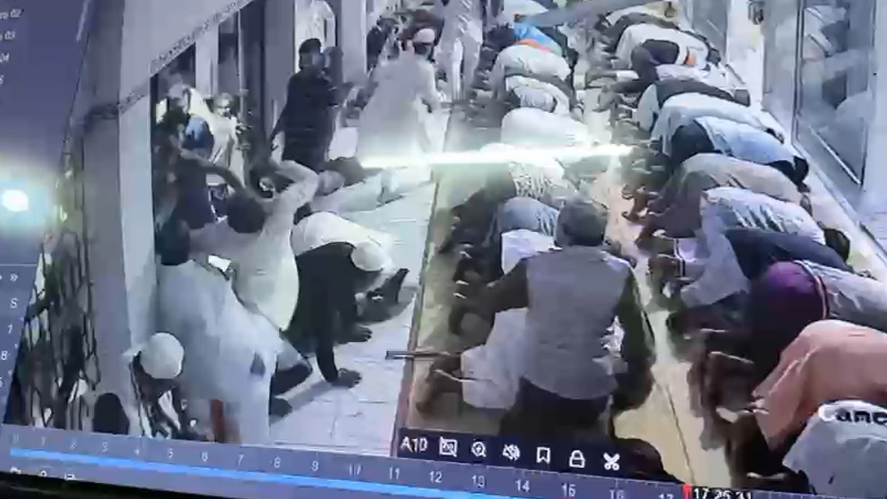 মসজিদে নামাজ চলাকালীন বিএনপির এক পক্ষের ওপর অন্য পক্ষের অতর্কিত হামলা।