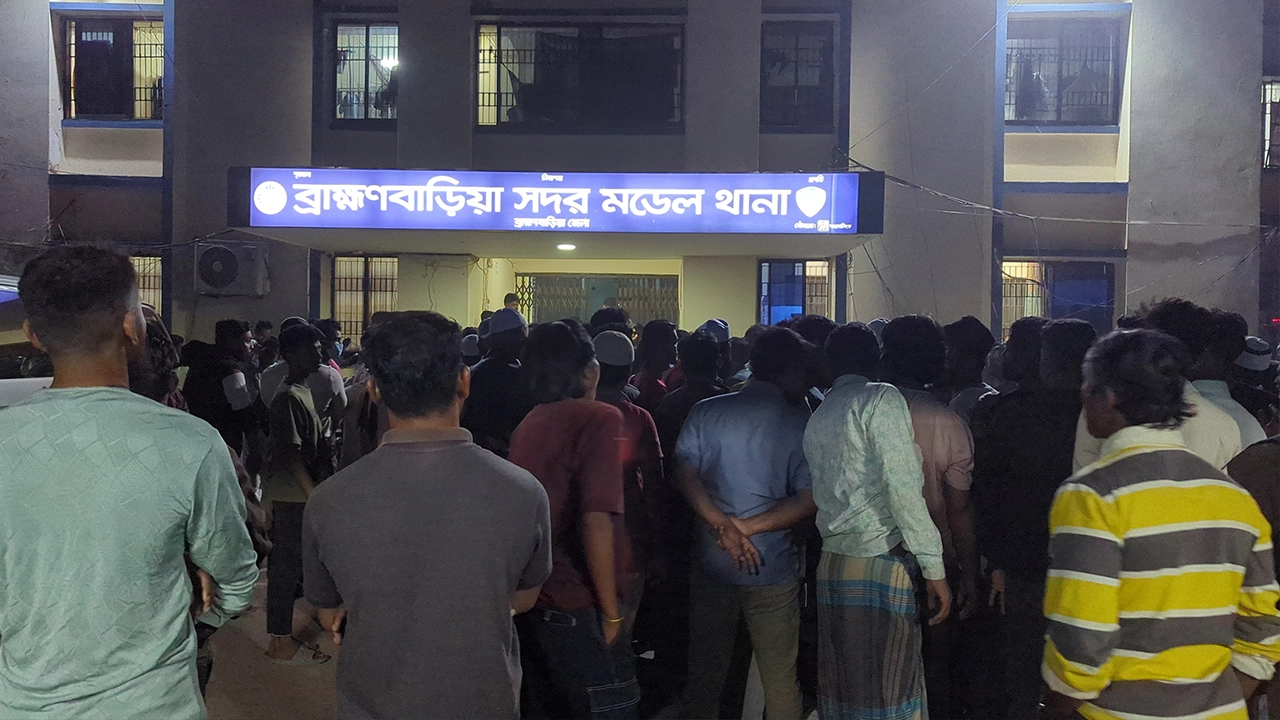 শুক্রবার সন্ধ্যায় শহরের কান্দিপাড়া এলাকার লোকজন ও সাদ্দামের স্বজনরা সদর থানায় এসে জড়ো হন মরদেহ নিয়ে।