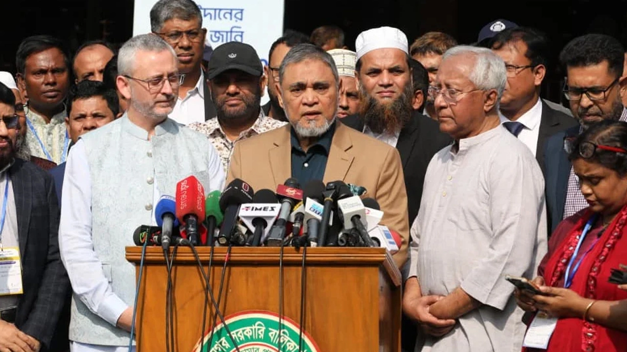 বক্তব্য রাখেন প্রধান নির্বাচন কমিশনার (সিইসি) এ এম এম নাসির উদ্দীন