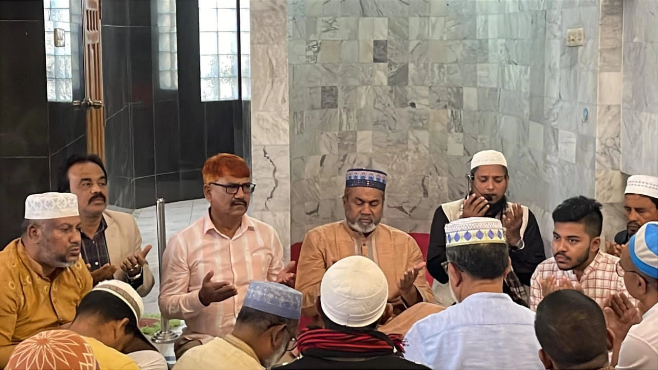 খালেদা জিয়ার রোগ মুক্তি কামনায় মির্জাপুর কেন্দ্রীয় জামে মসজিদে দোয়া মাহফিল