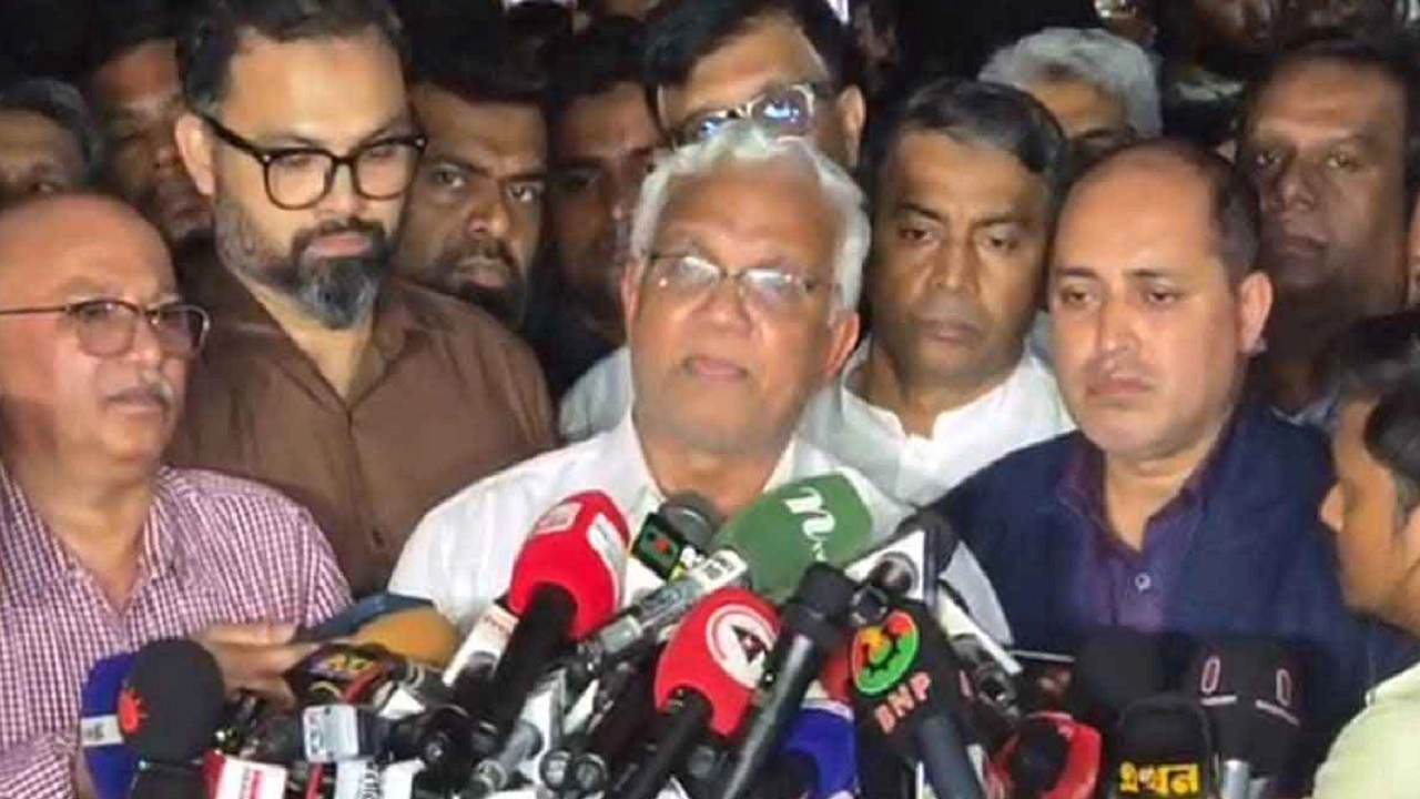 সাংবাদিকদের সামনে কথা বলছেন ডা. এ জেড এম জাহিদ হোসেন