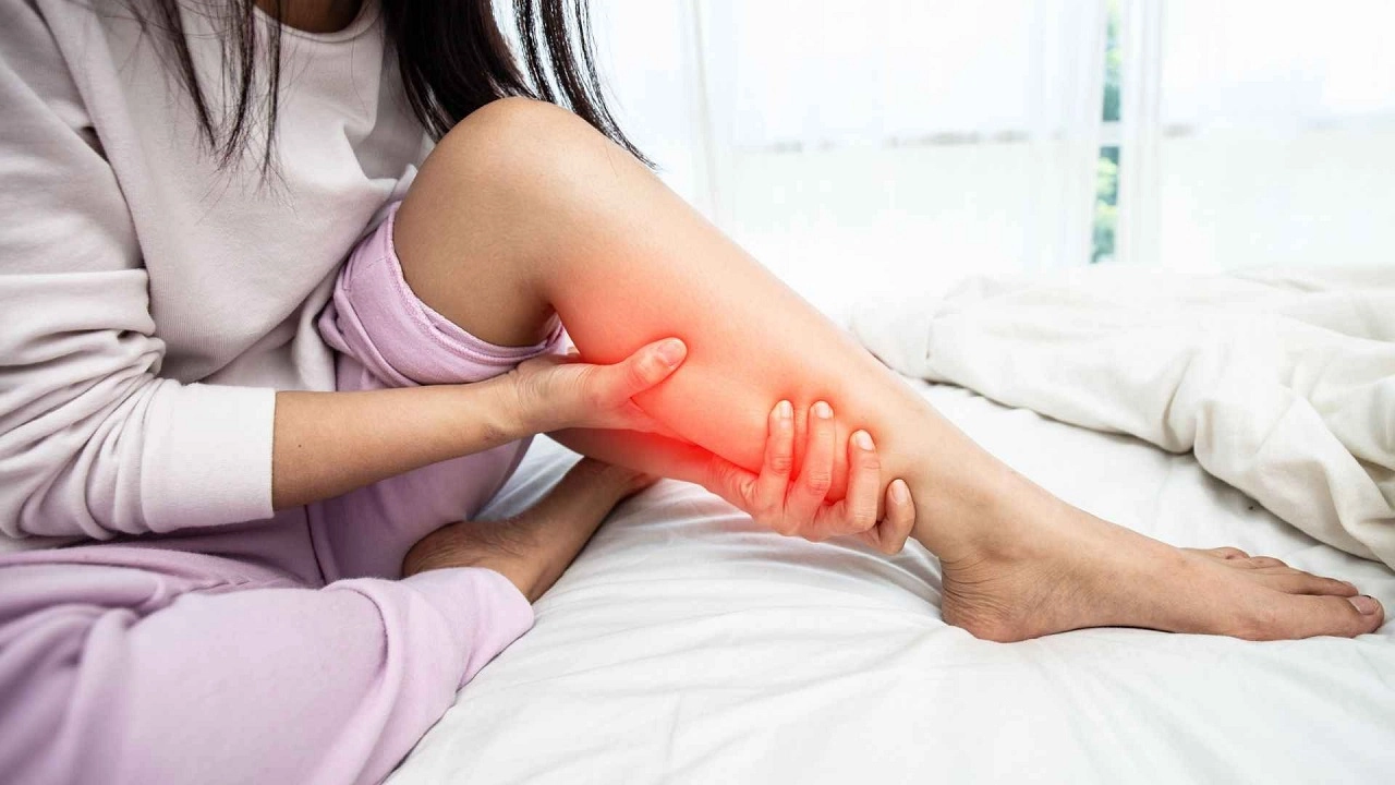 শীতের রাতে ঘুমের মধ্যে পায়ে টান ধরে যে কারণে