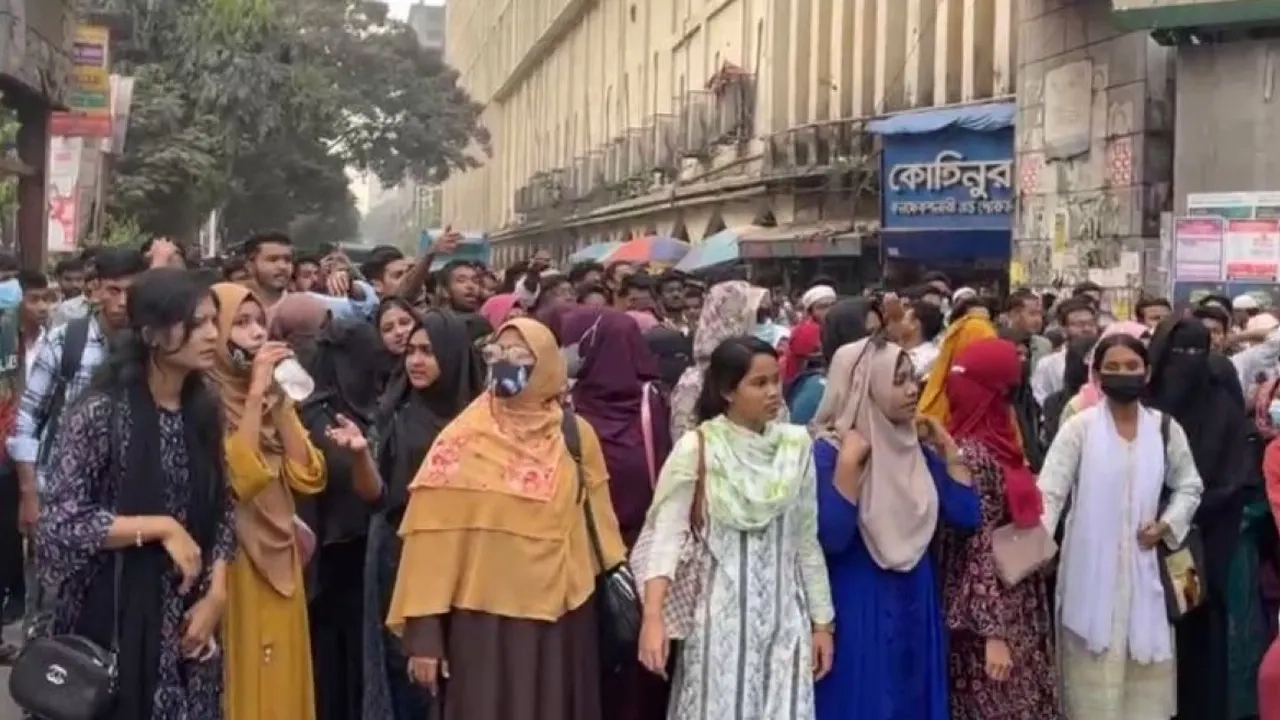 ক্লাস শুরুর দাবিতে ঢাকা সেন্ট্রাল ইউনিভার্সিটি শিক্ষার্থীদের শাহবাগ অবরোধ 