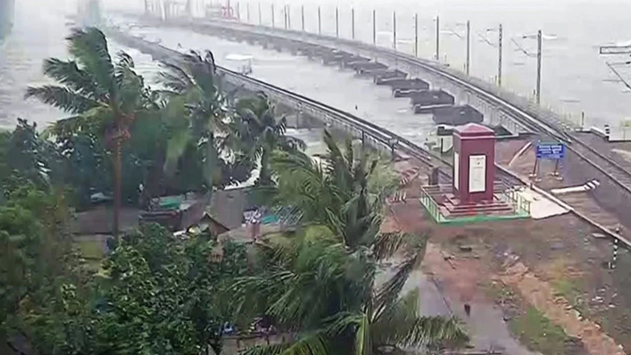 তামিলনাড়ু-অন্ধ্রপ্রদেশে রেড অ্যালার্ট জারি