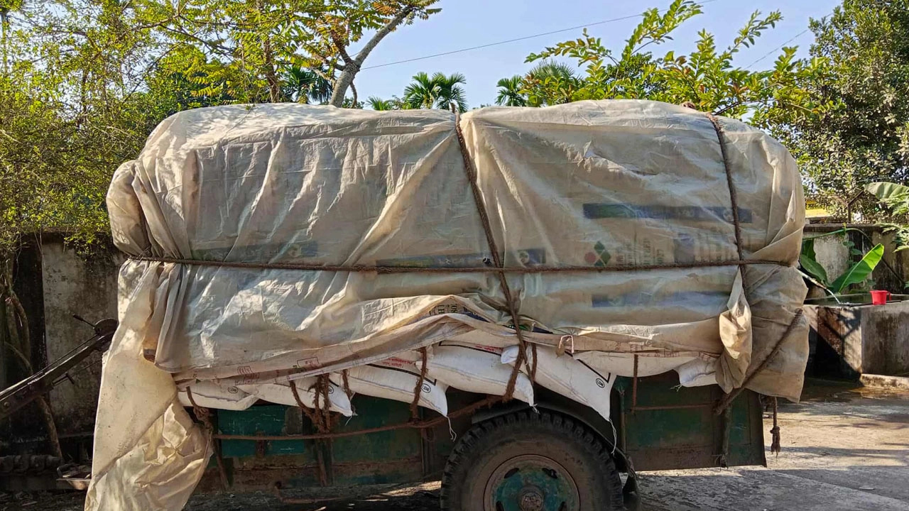 গোপনে সরকারি সার বিক্রি