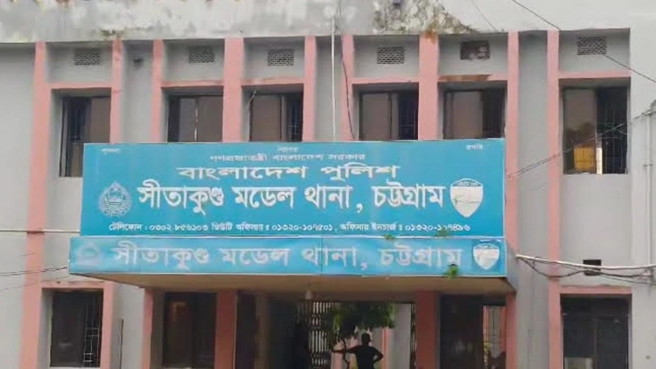 নিজের শরীরে কেরোসিন ঢেলে আগুন ধরিয়ে এক নারী আত্মহত্যা করেন।